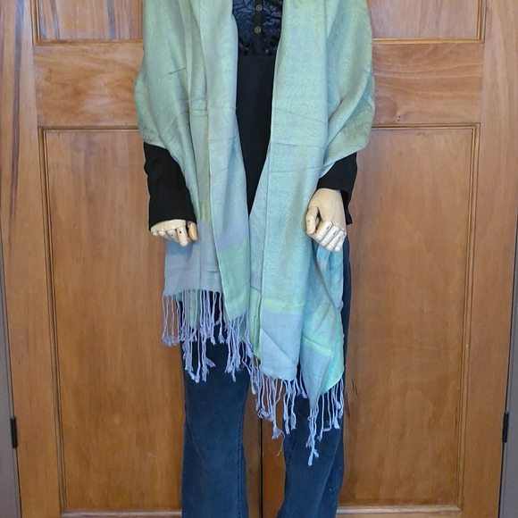 Green and Gray Wrap/Scarf - Picture 4 of 6